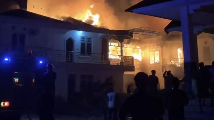 Kebakaran rumah Wakil DPRD Kabupaten Dharmasraya, Adi Gunawan di Perumahan Mega Permai 1, Nagari Gunung Medan, Kecamatan Sitiung, Kamis (27/6/2024).