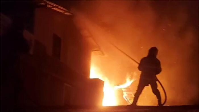 KEBAKARAN RUMAH- Petugas Damkar sedang melakukan pemadaman rumah yang terbakar di Jorong Tanah Nyariang, Nagari Batu Taba, Kecamatan IV Angkek, Kabupaten Agam, Provinsi Sumatera Barat, Selasa (29/7/2025). Danru Posko Biaro, Alex Youhendri sebut kebakaran menghanguskan dua unit rumah semi dan permanen dan satu orang korban meninggal dunia.