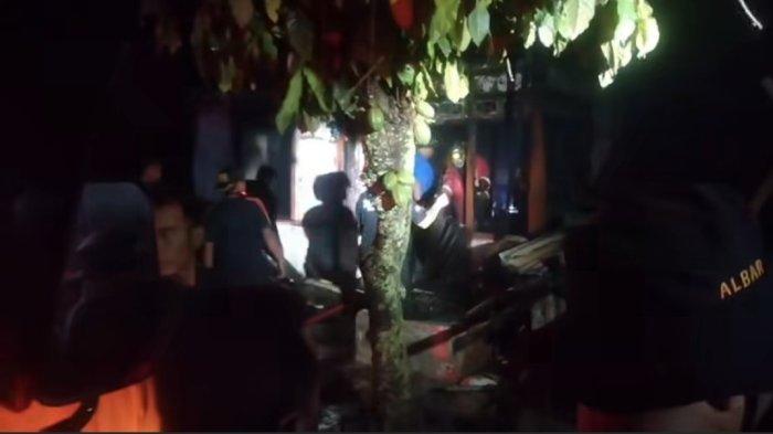 KEBAKARAN DI SOLOK- Kebakaran hebat melanda sebuah rumah semi permanen di Jorong Koto Tuo, Nagari Tanjuang Bingkuang, Kecamatan Kubung, Kabupaten Solok, Sumatera Barat, Minggu (6/7/2025) malam. Peristiwa tragis ini menyebabkan satu korban jiwa.