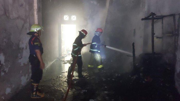 Kebakaran yang terjadi di Jalan S Parman No. 31C, sebelah SPBU Didong, RT 02/RW 02, Kelurahan Ulak Karang Utara, Kecamatan Padang Utara, Kota Padang, Sumatera Barat, pada Sabtu (9/11/2024).