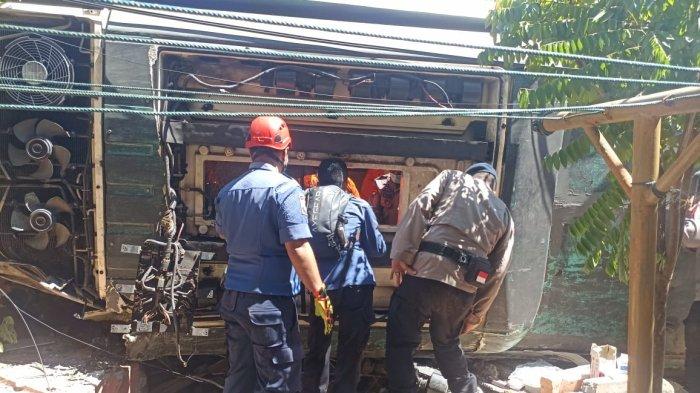 KECELAKAAN BUS ALS- Petugas pada saat melakukan proses evekuasi terhadap korban kecelakaan bus ALS di Kelurahan Bukit Surungan, Kecamatan Padang Panjang Barat, Kota Padang Panjang, Sumatera Barat, Selasa (6/5/2025).