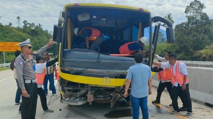 KECELAKAAN BUS- Kecelakaan lalu lintas tunggal terjadi di ruas Tol Padang–Sicincin, tepatnya di KM 24+600 Jalur A, Kabupaten Padang Pariaman, Sumatera Barat, pada Minggu (29/6/2025) pagi. Ipda Eko Harry menjelaskan, kecelakaan disebabkan oleh patahnya baut roda belakang sebelah kiri bus.