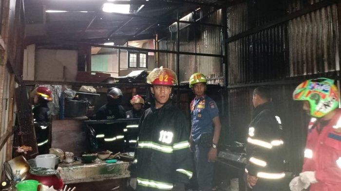 Kedai lontong terbakar di Jalan Zamrud Raya, Rt 04/Rw 06, Kelurahan Pengambiran Ampalu Nan XX, Kecamatan Lubuk Begalung, Kota Padang, Sumatera Barat (Sumbar), Minggu (8/10/2023).