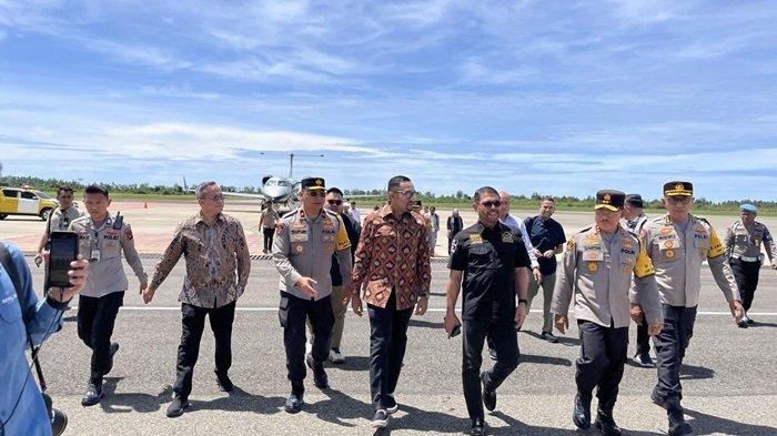 Kedatangan rombongan Komisi III di Bandara Internasional Minangkabau (BIM) Padang Pariaman Provinsi Sumatera Barat (Sumbar), Senin (25/11/2024) siang. Kedatangan Komisi III DPR RI untuk rapat dengar pendapat dengan Polda Sumbar terkait peristiwa polisi tembak polisi yang terjadi di Mapolres Solok Selatan.