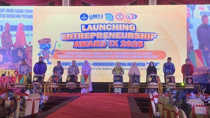 ENTREPENUERSHIP AWARD - Pembukaan Entrepreneurship Award IX Tahun 2025 oleh  Lembaga Layanan Pendidikan Tinggi (LLDIKTI) Wilayah X bersama dengan tuan rumah Universitas Putra Indonesia YPTK Padang serta tamu undangan di UPI Exhibition Hall, Kamis (20/2/2025).  Kegiatan ini diharapkan akan lahir para wirausaha muda, entrepreneur muda yang bisa mengembangkan bisnis yang sudah disiapkan atau rencana bisnis yang akan dilakukannya.