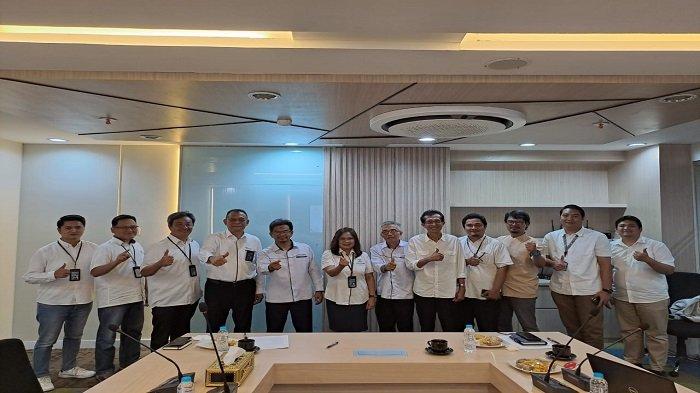 Foto Bersama seusai Rektor UBH Prof Dr Tafdil Husni, S.E, MBA yang diwakili oleh Wakil Rektor 3 Bidang Kemahasiswaan, Kerjasama dan Alumni Dr Ir Hidayat, S T, IPM bersapakat menanda-tanganan atau meneken Nota Kesepahaman (Memorandum of Understanding/MoU) dengan Ir Colbert Thomas Pangaribuan, M M selaku Direktur Utama PT Yodya Karya (Persero) Senin (26/6/2023) di lantai 6 Yodya Tower Cawang Jakarta Timur, DKI Jakarta