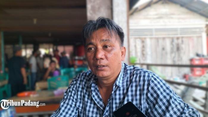 Andria Budi Agung, Kepala Desa Muara Siberut ditemui di sebuah warung, Jumat (1/12/2023). Ketersediaan air bersih menjadi impian bagi masyarakat Desa Muara Siberut, Kecamatan Siberut Selatan, Kepulauan Mentawai, Sumatera Barat.