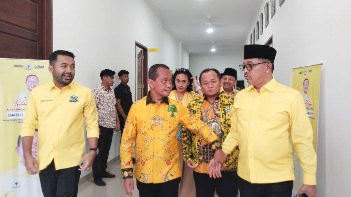 Ketua DPD PartaI Golkar Sumbar Khairunnas bersama Ketum Golkar Bahlil Lahadalia saat peresmian kantor Golkar Sumbar di Jalan Pramuka, Kota Padang, Minggu (15/12/2024).