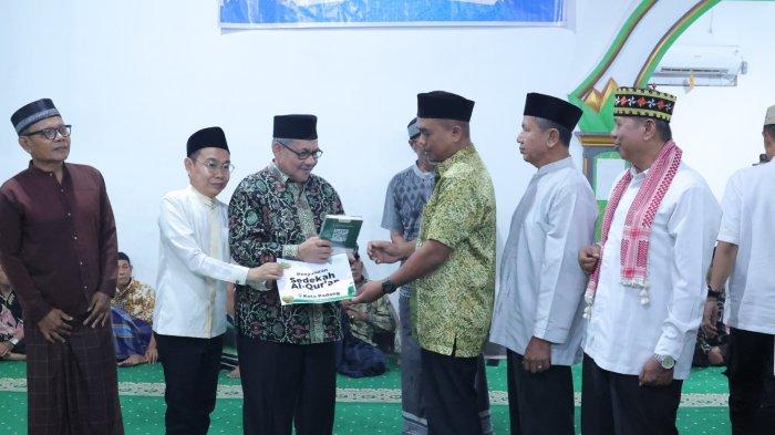 Ketua DPRD Sumbar, Muhidi, menyerahkan bantuan Rp50 juta dan 10 Al-Qur'an untuk Masjid Al-Hidayah saat Safari Ramadan di Padang Timur (18/3/2025). Bantuan ini diharapkan dapat meningkatkan aktivitas ibadah masyarakat.