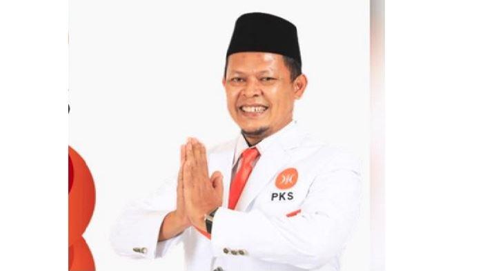 Ketua Fraksi PKS DPRD Kota Padang Djunaidy Hendry. Djunaidy menyayangkan kebijakan Wali kota membawa rombongan super besar ke acara Apeksi ke 16 di Makasar, Sulawesi Selatan.