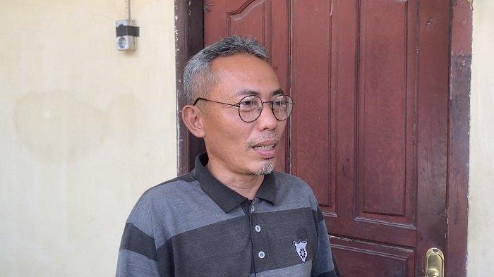 Ketua RW 08 Kelurahan Tanah Sirah Piai Nan XX, Budi Gunawan, saat berada di Polsek Lubuk Begalung, Selasa (9/7/2024).