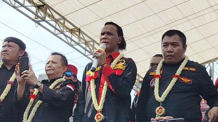 Ketua Umum Grib Jaya, Hercules, bersama Ketua DPD Grib Jaya Jateng Pamor Wicaksono saat deklarasi dukung Prabowo-Gibran di Desa Klampis, Brebes, Jawa Tengah, Kamis (25/1/2024).