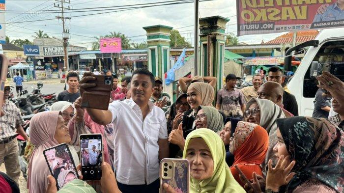 Cawagub Sumatera Barat (Sumbar) periode 2024-2029, Vasko Ruseimy berbaur dengan masyarakat Kabupaten Pasaman Barat (Pasbar) seusai menghadiri kegiatan konser di Panti Pasaman, Provinsi Sumbar pada Rabu (16/10/2024) malam.