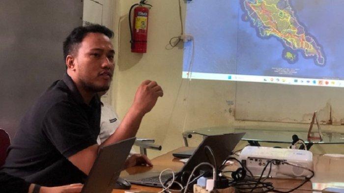 DEFORESTASI MENTAWAI - Koalisi Masyarakat Sipil Sumbar menduga banjir yang melanda Kepulauan Sipora, Kabupaten Kepulauan Mentawai beberapa waktu lalu disebabkan oleh deforestasi yang terjadi dalam beberapa tahun terakhir, Selasa (17/6/2025). Salah satu perwakilan masyarakat sipil Sumbar, Tommy Adam, menyebut banjir di Kepulauan Sipora disebabkan oleh kerusakan DAS akibat aktivitas deforestasi.