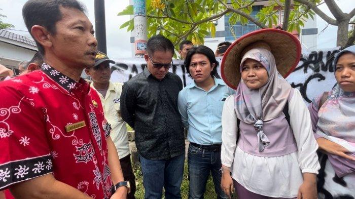 Koalisi Masyarakat Sipil saat berdialog dengan Sekretaris Dinas ESDM Sumbar saat aksi demonstrasi, Kamis (25/4/2024).