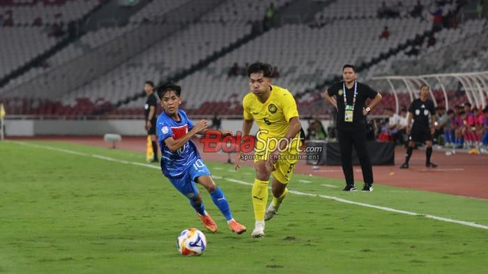 JALANNYA PERTANDINGAN DI SUGBK - Suasana laga babak penyisihan Grup A Piala AFF U-23 2025 antara Timnas U-23 Malaysia versus Timnas U-23 Filipina di Stadion Utama Gelora Bung Karno, Senayan, Jakarta, Selasa (15/7/2025).