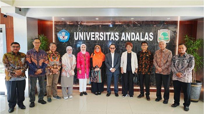 KUNKER DPR RI- Suasana saat kunjungan kerja Komisi X DPR RI ke Universitas Andalas, Kamis (3/7/2025). Kunjungan kerja tersebut dalam rangka pengawasan dalam pembuatan buku Sejarah Indonesia oleh Kementerian Kebudayaan.
