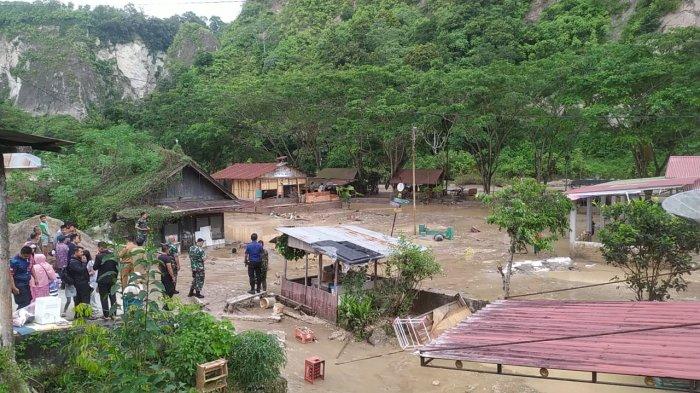 Kondisi di sekitar aliran sungai Ngarai Sianok pasca banjir, Senin (3/5/2024).