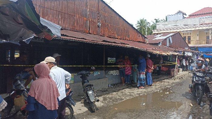 KEBAKARAN - Kondisi sembilan petak toko yang terbakar di Pasar Sungai Limau, Kecamatan Sungai Limau, Kabupaten Padang Pariaman, Provinsi Sumatera Barat, Minggu (23/3/2025). Kebakaran ini terjadi pada dini hari tadi.