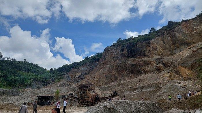 Kondisi tambang jalan lintas Padang-Muara Labuh di Nagari Air Dingin, Kabupaten Solok, Senin (22/4/2024).