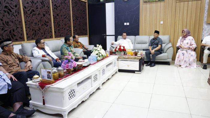 KONSULTASI- Pimpinan dan anggota Badan Anggaran (Banggar) DPRD DKI Jakarta konsultasi dan monitoring ke DPRD Provinsi Sumatera Barat, Jum'at (9/5/2025). Dalam kunjungan ini Ketua DPRD DKI, Khoirudin langsung ditemui anggota DPRD Provinsi Sumbar, Daswanto dan Irsyad Syafar di ruang kerja sekretaris DPRD Provinsi Sumbar