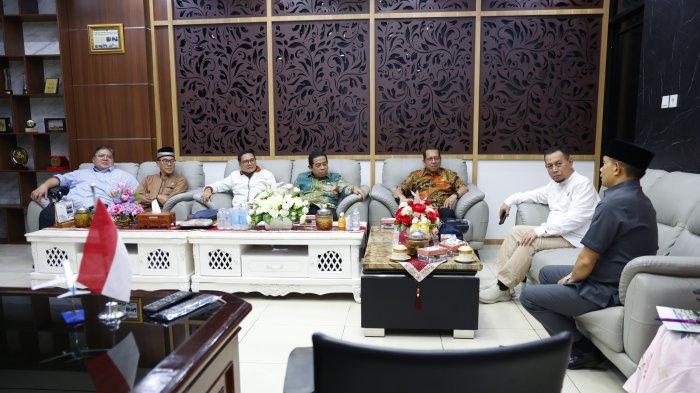 KONSULTASI- Pimpinan dan anggota Badan Anggaran (Banggar) DPRD DKI Jakarta konsultasi dan monitoring ke DPRD Provinsi Sumatera Barat, Jum'at (9/5/2025). Dalam kunjungan ini Ketua DPRD DKI, Khoirudin langsung ditemui anggota DPRD Provinsi Sumbar, Daswanto dan Irsyad Syafar di ruang kerja sekretaris DPRD Provinsi Sumbar