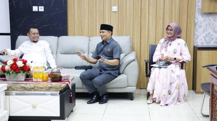 KONSULTASI- Pimpinan dan anggota Badan Anggaran (Banggar) DPRD DKI Jakarta konsultasi dan monitoring ke DPRD Provinsi Sumatera Barat, Jum'at (9/5/2025). Dalam kunjungan ini Ketua DPRD DKI, Khoirudin langsung ditemui anggota DPRD Provinsi Sumbar, Daswanto dan Irsyad Syafar di ruang kerja sekretaris DPRD Provinsi Sumbar