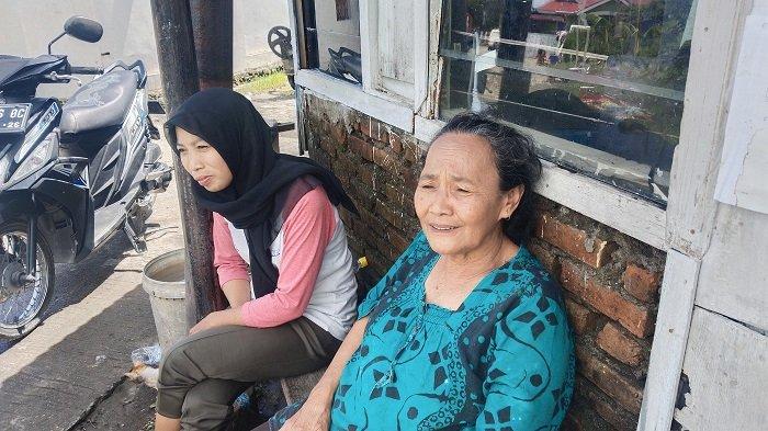 Korban banjir di Maransi, Kelurahan Dadok Tunggul Hitam Asni saat diwawancara Sabtu (15/7/2023). Asni menyebut banjir yang terjadi Jumat (14/6/2023) terparah selama tujuh tahun terakhir.