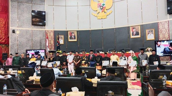 Pemberian penghargaan pin emas kepada sejumlah tokoh di DPRD Kota Padang saat paripurna istimewa hari ulang tahun ke-354 Kota Padang yang bertepat jatuh hari ini, Senin (7/8/2023).
