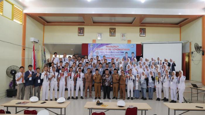 LDK- Pengurus OSIS SMK se-Kota Pariaman dan Kabupaten Padang Pariaman menyambut antusias kegiatan Latihan Dasar Kepemimpinan (LDK) yang digagas oleh Ketua DPRD Provinsi Sumatera Barat, Muhidi. Kegiatan yang digelar di Aula SMK Negeri 2 Pariaman, Senin (21/7/2025), dinilai sebagai langkah strategis dalam membentuk karakter kepemimpinan generasi muda sejak dini, terutama dalam menghadapi tantangan sosial yang semakin beragam.