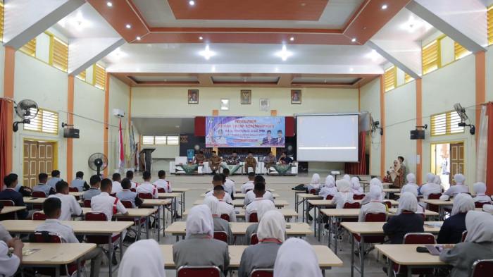LDK- Pengurus OSIS SMK se-Kota Pariaman dan Kabupaten Padang Pariaman menyambut antusias kegiatan Latihan Dasar Kepemimpinan (LDK) yang digagas oleh Ketua DPRD Provinsi Sumatera Barat, Muhidi. Kegiatan yang digelar di Aula SMK Negeri 2 Pariaman, Senin (21/7/2025), dinilai sebagai langkah strategis dalam membentuk karakter kepemimpinan generasi muda sejak dini, terutama dalam menghadapi tantangan sosial yang semakin beragam.
