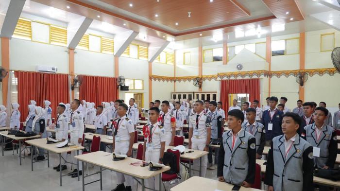 LDK- Pengurus OSIS SMK se-Kota Pariaman dan Kabupaten Padang Pariaman menyambut antusias kegiatan Latihan Dasar Kepemimpinan (LDK) yang digagas oleh Ketua DPRD Provinsi Sumatera Barat, Muhidi. Kegiatan yang digelar di Aula SMK Negeri 2 Pariaman, Senin (21/7/2025), dinilai sebagai langkah strategis dalam membentuk karakter kepemimpinan generasi muda sejak dini, terutama dalam menghadapi tantangan sosial yang semakin beragam.