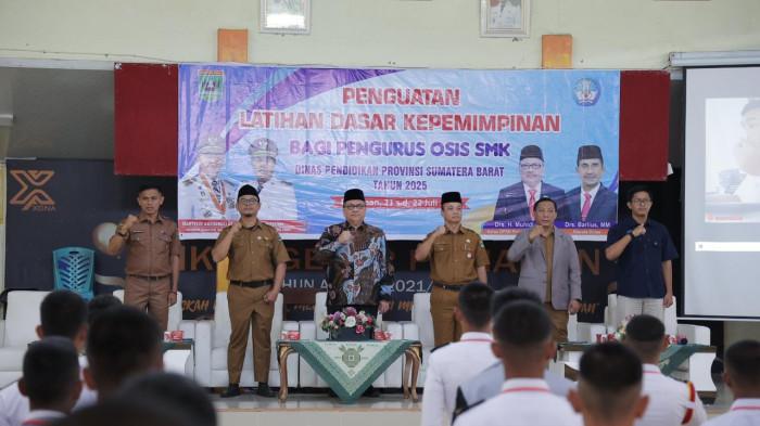 LDK- Pengurus OSIS SMK se-Kota Pariaman dan Kabupaten Padang Pariaman menyambut antusias kegiatan Latihan Dasar Kepemimpinan (LDK) yang digagas oleh Ketua DPRD Provinsi Sumatera Barat, Muhidi. Kegiatan yang digelar di Aula SMK Negeri 2 Pariaman, Senin (21/7/2025), dinilai sebagai langkah strategis dalam membentuk karakter kepemimpinan generasi muda sejak dini, terutama dalam menghadapi tantangan sosial yang semakin beragam.