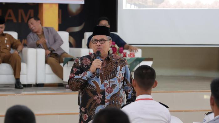 LDK- Pengurus OSIS SMK se-Kota Pariaman dan Kabupaten Padang Pariaman menyambut antusias kegiatan Latihan Dasar Kepemimpinan (LDK) yang digagas oleh Ketua DPRD Provinsi Sumatera Barat, Muhidi. Kegiatan yang digelar di Aula SMK Negeri 2 Pariaman, Senin (21/7/2025), dinilai sebagai langkah strategis dalam membentuk karakter kepemimpinan generasi muda sejak dini, terutama dalam menghadapi tantangan sosial yang semakin beragam.