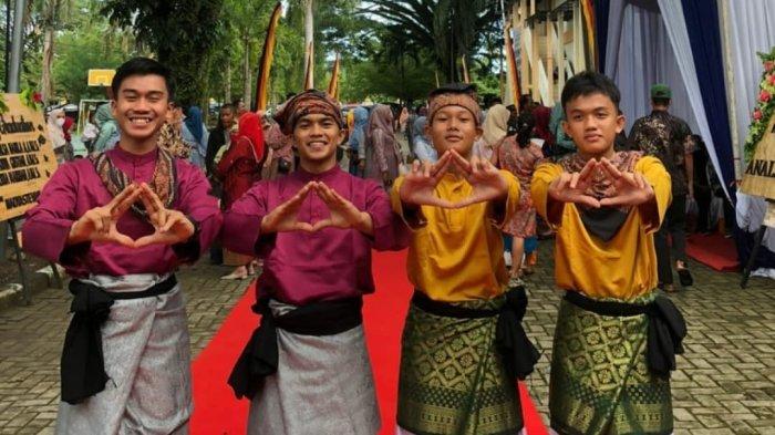 PAKAIAN TRADISIONAL MINANGKABAU Sekelompok remaja yang berpose menggunakan baju atau pakaian adat tradisional Minangkabau, setelah tampil memainkan alat musik dan tari tradisional di acara wisuda di salah satu kampus di Kota Padang baru-baru ini.