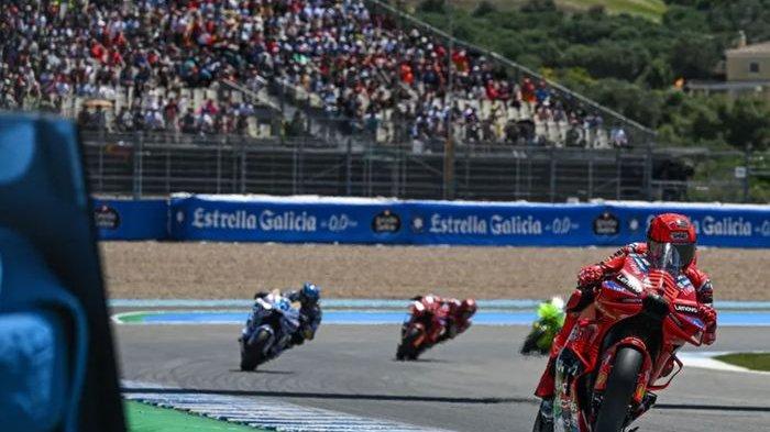 SOROTI AKSI MARQUEZ - Ramon Forcada menyoroti aksi Marc Marquez yang sering kembali ke lijtasan setelah crash dengan motor rusak, dianggap bisa berbahyaa bagi diri sendiri maupun pembalap lain.