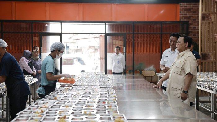 PRESIDEN PRABOWO SIDAK - Presiden RI Prabowo Subianto melakukan inspeksi mendadak atau sidak ke dapur umum dan sekolah untuk meninjau langsung pelaksanaan program Makan Bergizi Gratis di Rawamangun, Jakarta Timur, Senin (3/2/2025). Prabowo lalu mengecek menu yang tersaji dan disusun tapi oleh petugas dapur umum setempat.