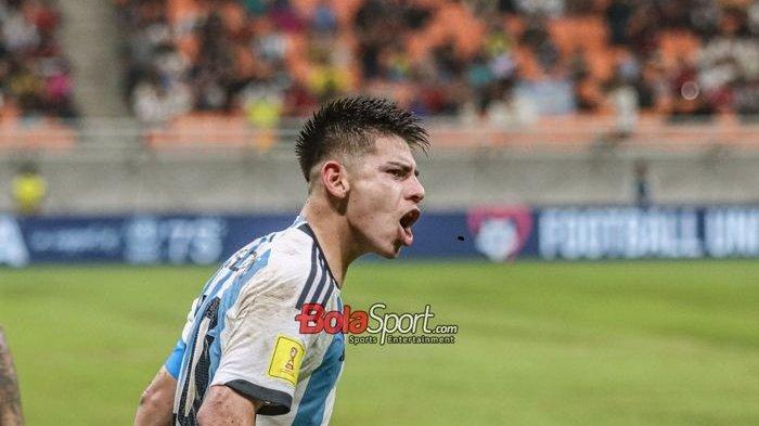 Claudio Echeverri melakukan selebrasi gol dalam laga babak delapan besar Piala Dunia U-17 2023 antara timnas U-17 Brasil versus timnas U-17 Argentina di Jakarta International Stadium (JIS), Jakarta Utara, Jumat (24/11/2023).