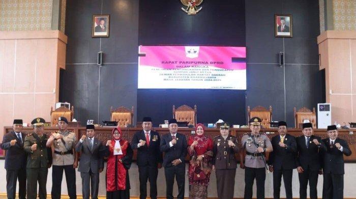 Rapat Paripurna Peresmian Pengangkatan dan Pengucapan Sumpah dan Janji Ketua DPRD Kabupaten Dharmasraya masa Jabatan 2024-2029 di Gedung DPRD Kabupaten Dharmasraya, Jumat, (27/12/2024).