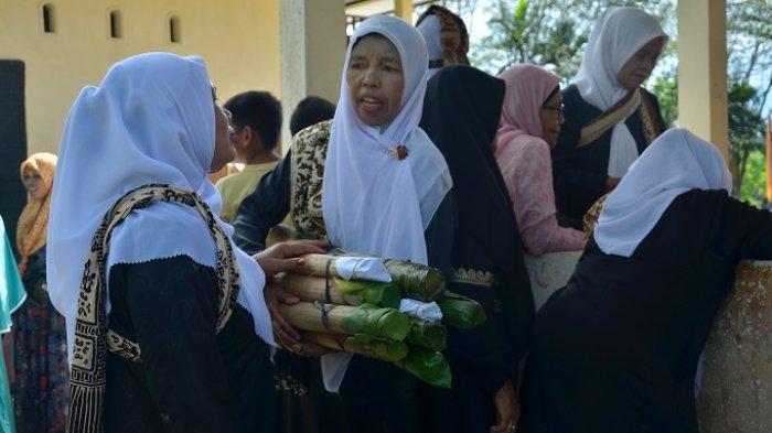 Lemang dibagikan pada pengunjung Bakaua Adat Nagari Sijunjung, Senin (3/6/2024).