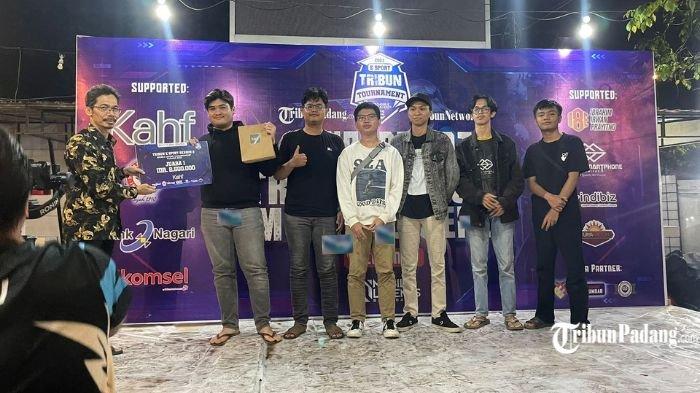 Penyerahan hadiah dari Penanggung Jawab TribunPadang.com, Emil Mahmud (kanan) kepada Tim Esi Sumbar yang menjuarai kompetisi Juarai Tribun E-Sport Mobile Legend Season 2 di Kupi Batigo, Padang, Minggu (22/10/2023).
