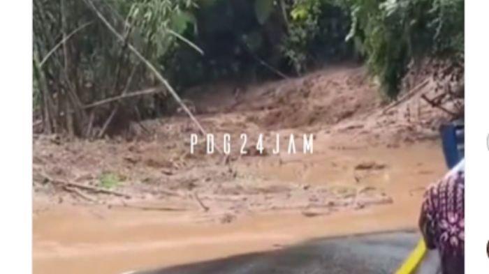 Tangkapan layar video kondisi Jalan Lintas Sumbar-Riau yang tertutupi material longsor, Senin (18/12/2023).