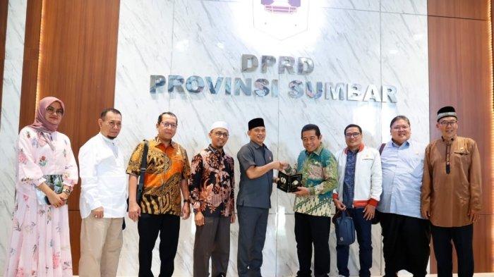 KONSULTASI DAN MONITORING - Pimpinan dan anggota Badan Anggaran (Banggar) DPRD DKI Jakarta konsultasi dan monitoring ke DPRD Provinsi Sumatera Barat (Sumbar) untuk mengetahui seberapa besar dampak efisiensi anggaran terhadap kinerja anggota dewan. Ketua DPRD DKI, Khoirudin di DPRD Provinsi Sumbar, Jumat (9/5/2025).