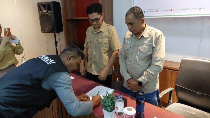 PERAN AGEN PERISAI Penyelenggara Jaminan Sosial (BPJS) Ketenagakerjaan (TK) Kantor Cabang Tanah Datar di Provinsi Sumatera Barat (Sumbar) memaksimalkan peran dan kerjasama para agen perisai dalam meningkatkan jumlah kepesertaan. Kepala BPJS Ketenagakerjaan Kantor Cabang Tanah Datar Zul Qifli mengatakan peran para agen perisai sangat penting dalam menyentuh berbagi segmentasi kepesertaan di daerah setempat.