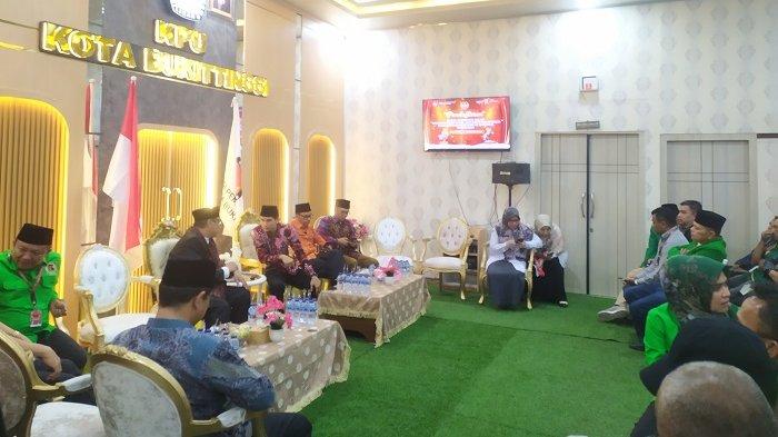 Marfendi-Fauzan Hafiz saat mendatangi KPU Bukittinggi untuk mendaftarkan diri sebagai Bapaslon Pilkada, Kamis (29/8/2024).