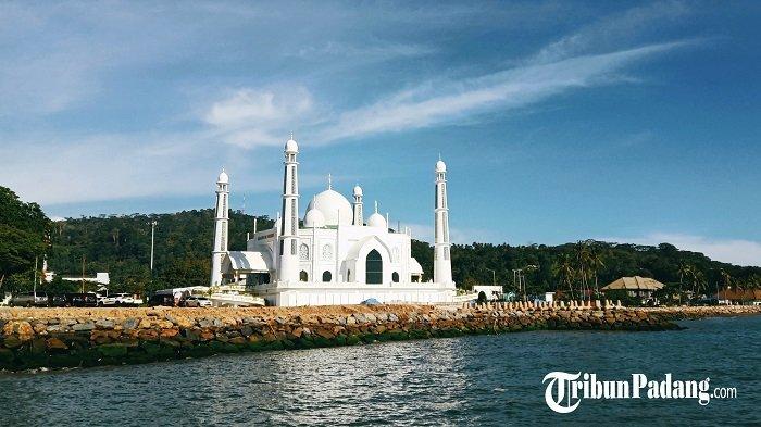 Masjid Al Hakim di Pantai Padang