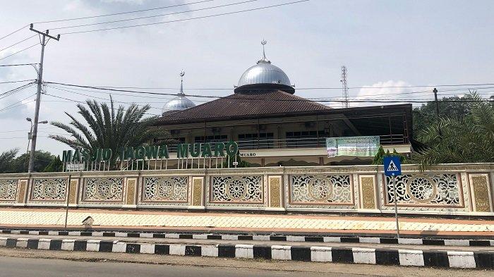 Masjid Taqwa terletak di pinggir jalan M.Yamin Nagari Muaro, Kecamatan Sijunjung, Kabupaten Sijunjung, Minggu (17/3/2024).