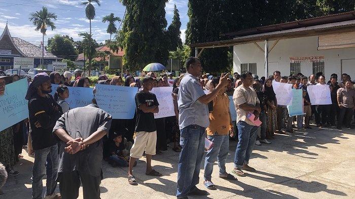 Masyarakat Saat Melakukan Aksi di Halaman Kantor BPN/ATR Pasaman Barat, Senin (24/6/2024) Pagi.