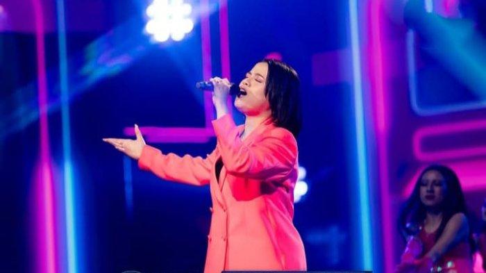 KONTESTAN IDOL FAVORIT - Kontestan Shabrina Leanor yang cukup tampil memukau di panggung Indonesian Idol Spektakuler dalam beberapa edisi Spekta Show akhir-akhir ini. Ilustrasi foto kali ini, dia tampil saat Spekta Show 2  dengan membawakan lagu “ Semua Jadi Satu” dari Malyda & 2D.