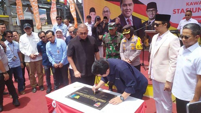 Menteri BUMN RI, Erick Thohir bersama Andre Rosiade, Erman Safar dan Forkompinda saat melakukan penandatanganan prasasti peresmian Stasiun Lambuang, Rabu (6/3/2024).